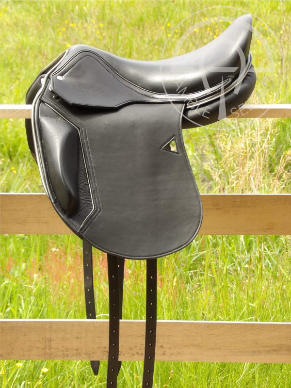 Selle MANDAPO - Selle de dressage en cuir sur-mesure - Fabriquée à la main en France - AMBLE Sellier