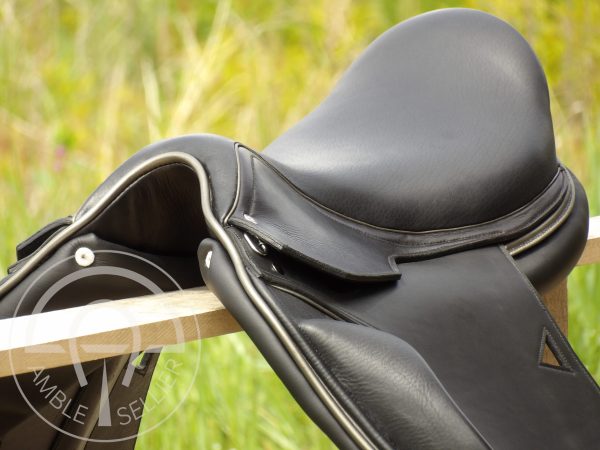 Selle MANDAPO - Selle de dressage en cuir sur-mesure - Fabriquée à la main en France - AMBLE Sellier