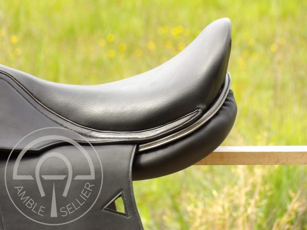 Selle MANDAPO - Selle de dressage en cuir sur-mesure - Fabriquée à la main en France - AMBLE Sellier