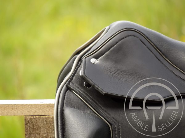 Selle MANDAPO - Selle de dressage en cuir sur-mesure - Fabriquée à la main en France - AMBLE Sellier