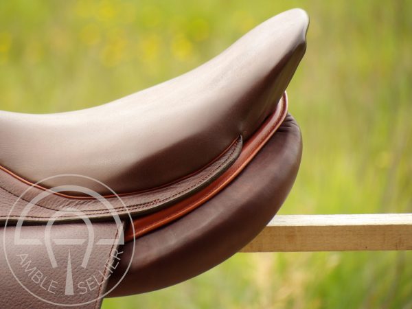 Selle MANDAPO - Selle d'obstacle en cuir sur-mesure - Fabriquée à la main en France - AMBLE Sellier